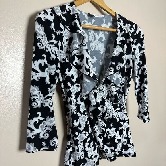 CLEARANCE! B/W WHBM Floral Ruffle Blouse Size XS VGUC - Picture 3 of 6